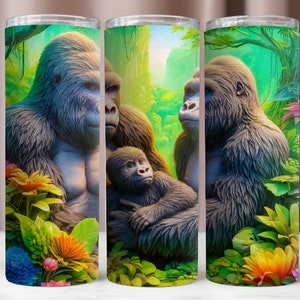 Puede incluir: Un juego de tres vasos de acero inoxidable con una ilustración colorida de tres gorilas en un entorno de selva. Los gorilas están rodeados de exuberante vegetación verde y flores vibrantes.