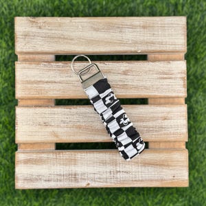 Black and White Checkered Flower Elastic Wristlet