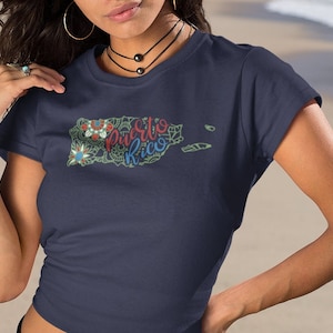 Camisa con mapa de Puerto Rico con flores, coleccion Bomba y Plena, camisa con bandera de Puerto Rico, plenera puertorriqueña, camisa Domino, mapa de Puerto Rico