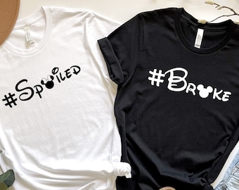Magliette Broke and Spoiled, Maglietta di coppia, Maglietta divertente, Maglietta Disney Broke Spoiled - Magliette Disney Squad 2025, Magliette Topolino Broke & Spoiled