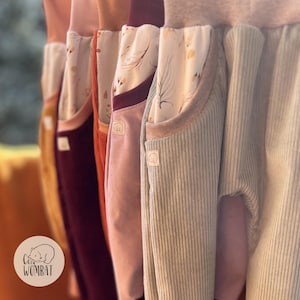 Corduroy broek van katoen met optimale bewegingsvrijheid, geschikt voor de lente en de herfst, elastische tailleband, meegroeiende harembroek, voor baby's en kinderen, van Cozy Wombat