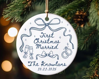 Eerste kerstfeest getrouwd ornament, gepersonaliseerde bruiloft aandenken, aangepaste naam en datum sieraad, pasgetrouwde kerstcadeau, decor vakantie paar