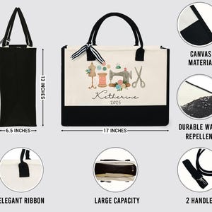 Peut inclure: Un sac fourre-tout noir et cr&egrave;me avec un motif sur le th&egrave;me de la couture. Le sac mesure 43 cm de large, 33 cm de haut et 16,5 cm de profondeur. Il pr&eacute;sente un motif floral, le nom "Katherine" et l'ann&eacute;e "2025". Le sac a deux poign&eacute;es et un ruban &eacute;l&eacute;gant.
