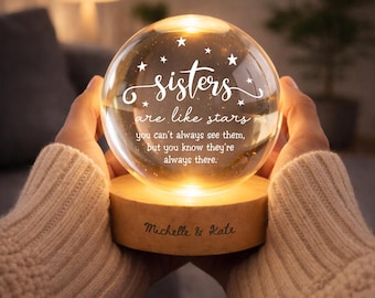 Lampa kryształowa „Sisters Are Like Stars”, prezent dla siostry od siostry, spersonalizowana lampa w kształcie kryształowej kuli, prezent urodzinowy dla siostry, na odległość
