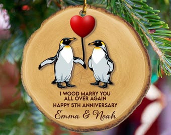 Aangepaste houten jubileum bruiloft ornament, 5e verjaardag kerstornament, cadeaus 5e jaar jubileum, jubileumornament, pinguïncadeau
