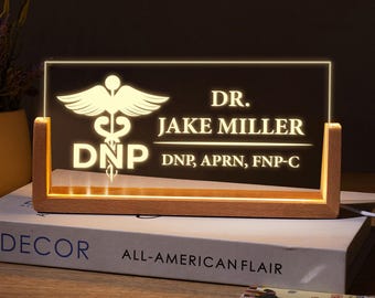 Personalisiertes medizinisches Schreibtischschild - benutzerdefiniertes leuchtendes Namensschild für Doktor, DEP, APRN, FEP - Abschlussgeschenk für medizinisches Personal, dnp-Geschenke