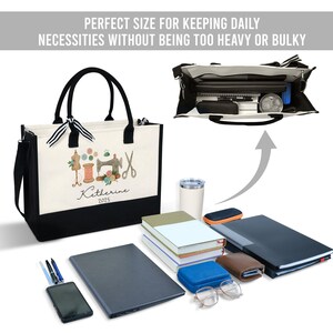 Peut inclure: Un sac fourre-tout en toile avec des poign&eacute;es noires et un panneau inf&eacute;rieur noir. Le sac pr&eacute;sente un motif sur le th&egrave;me de la couture avec une machine &agrave; coudre, des ciseaux et des bobines de fil. Le texte "Katherine 2025" est imprim&eacute; sur le sac.