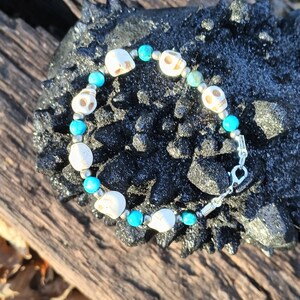 Sea of Death | Turquoise and Howlite Bracelet | Howlite Skull Bracelet