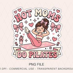 Puede incluir: Una pegatina con una ilustración de dibujos animados de una mujer haciendo Pilates. El texto "HOT MOMS DO PILATES" se muestra en letras rosas y blancas. La imagen incluye corazones, lazos y una botella de agua.