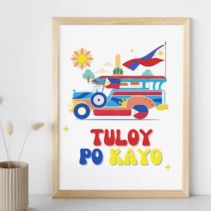 Könnte beinhalten: Gerahmter Druck mit einer farbenfrohen Illustration eines philippinischen Jeepneys, mit der philippinischen Flagge. Der Text "TULOY PO KAYO" ist in Rot und Blau dargestellt. Das Kunstwerk zeigt auch Sonne, Bäume und Sterne, in einem Holzrahmen.