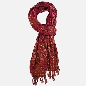 Batik Schal - Handgefertigter roter Schal mit traditionellem Blumenmuster, weicher roter Schal, bunter leichter Boho-Schal mit Quasten
