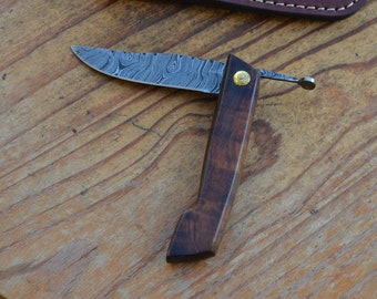 handgemaakt damascus vintage zakmes met damascus stalen lemmet rose houten handvat en een fijne lederen schede 5424