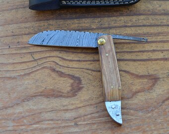 Cuchillo plegable vintage hecho a mano de Damasco con mango de madera de olivo y funda de cuero fino.