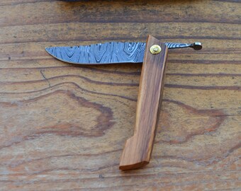 Cuchillo plegable vintage hecho a mano de Damasco con mango de madera de olivo y una bonita funda de cuero 5147