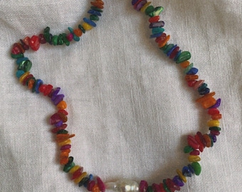 Multicolored chip bead and mother-of-pearl necklace