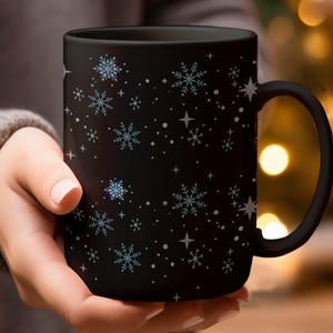 Weihnachtsschneeflockenbecher, Winterurlaub-Kaffeetasse, festliches schneebedecktes Design, heiße Kakaotasse, saisonales Trinkgeschenk, Feiertagsbeifall