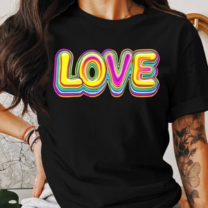 Camiseta Love Rainbow Letters, design vibrante de amor, estampa colorida retrô de amor, camiseta gráfica de arco-íris, camiseta ousada com declaração de amor
