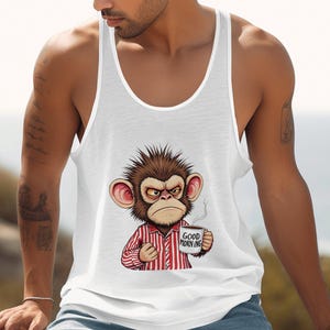 Könnte beinhalten: Weißes Tanktop mit einem Motiv eines Cartoon-Affen im Schlafanzug, der eine Kaffeetasse mit der Aufschrift "Good Morning" hält.