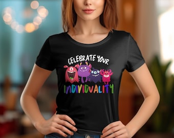 Camiseta "Celebra la individualidad" con un diseño de monstruo colorido y adorable, unisex para niños y adultos.