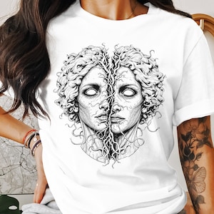 Könnte beinhalten: Weißes T-Shirt mit einem schwarz-weißen Grafikdruck von zwei Gesichtern, die mit Ranken ineinander verschlungen sind.