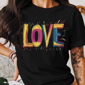 Camiseta colorida com estampa de amor, camiseta com estampa de letras vibrantes, blusa casual de verão, camiseta confortável unissex, camiseta com vibrações positivas
