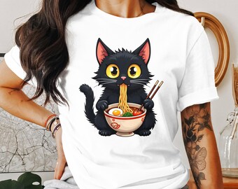 Söt svart katt som äter Ramen T-shirt, bedårande animekattgrafik T-shirt, rolig nudelkattälskare T-shirt, kawaii katt som äter nudlar T-shirt