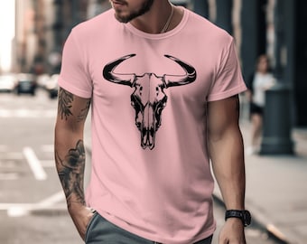Puede incluir: Una camiseta rosa con un gráfico de cráneo de toro negro.