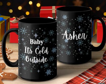 Bonita taza con temática de invierno, taza personalizada con copos de nieve, taza de invierno con nombre personalizado, taza de regalo navideño, taza con el mensaje "Bebé, hace frío afuera"
