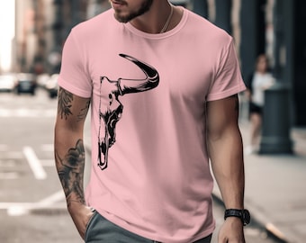 Puede incluir: Una camiseta rosa con una silueta negra de un cráneo de toro en la parte delantera.