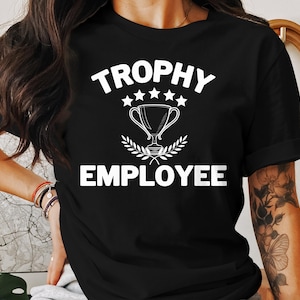 Lustiges Trophäen-Angestellt-T-Shirt, einzigartiges Büro-Geschenk-T-Shirt, Unternehmensstimmung, Wertschätzung am Arbeitsplatz, Teamgeist, Anerkennung der Mitarbeiter