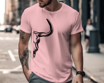 Puede incluir: Una camiseta rosa con una silueta negra de un cráneo de toro con cuernos.