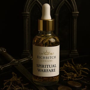 Puede incluir: Una botella de vidrio con tapa dorada y etiqueta blanca que dice "RICHBITCH CONJURE SPIRITUAL WARFARE". La botella contiene un líquido amarillo con hierbas. Una espada, monedas y hierbas secas están dispuestas alrededor de la botella.