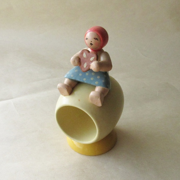 Vintage Erzgebirge Expertic Wendt & Kuhn East Germany GDR Wooden Figural Napkin Ring Easter Christmas Decoration  3-3/4" Tall