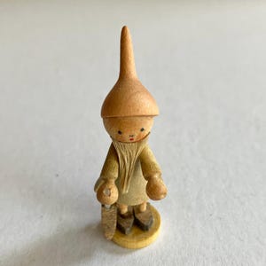 Uncommon Vintage East Germany Wendt And Kuhn Wood Elf Gnome Wooden Erzgebirge Decoration Christmas 1-7/8&quot; Tall