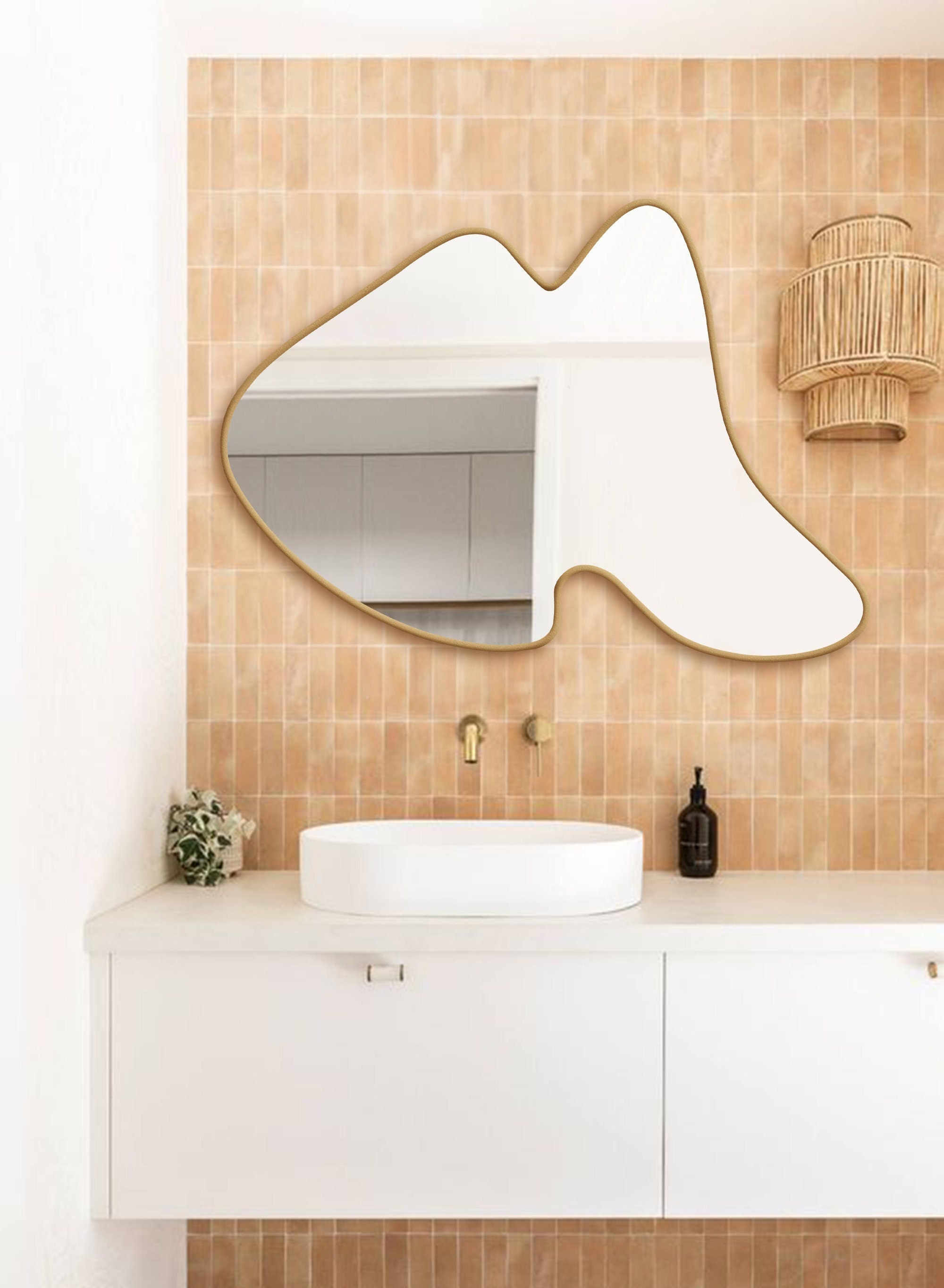 Elegante specchio da parete irregolare con cornice in metallo dorato