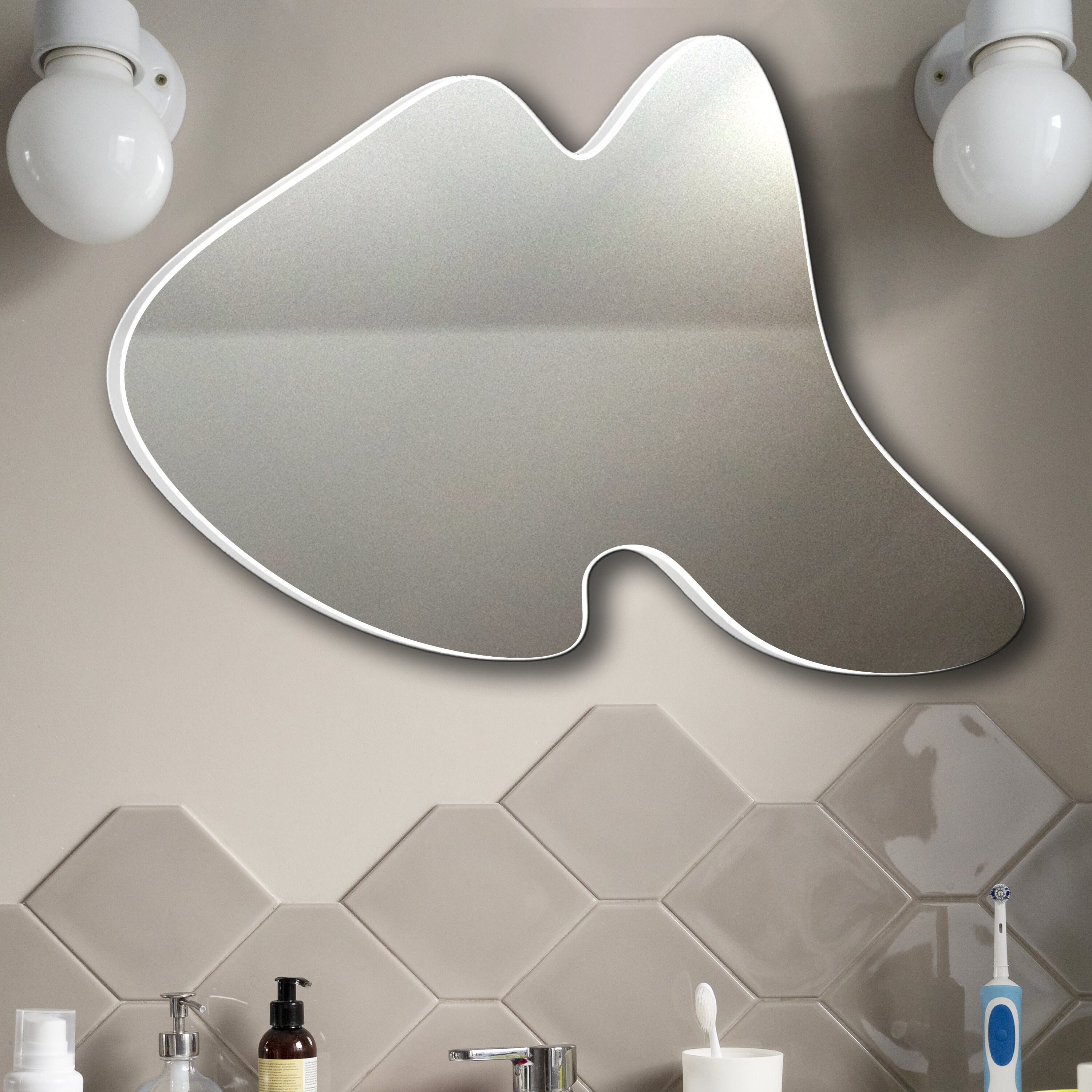 Specchio irregolare con cornice dorata: decorazione murale moderna e asimmetrica - Italia