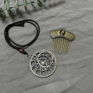 Collana con orologio astrale del Vecchio Cacciatore di Bloodborne e piccolo ornamento per capelli, artigianato in metallo, regalo di compleanno immagine 8