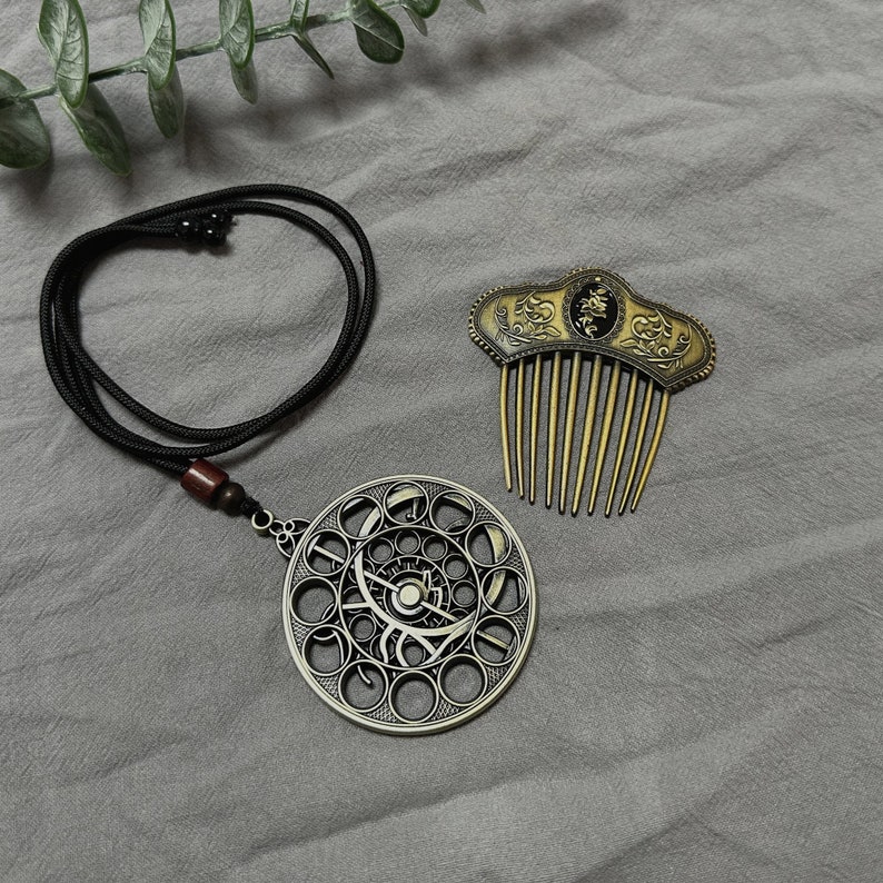 Collana con orologio astrale del Vecchio Cacciatore di Bloodborne e piccolo ornamento per capelli, artigianato in metallo, regalo di compleanno immagine 8