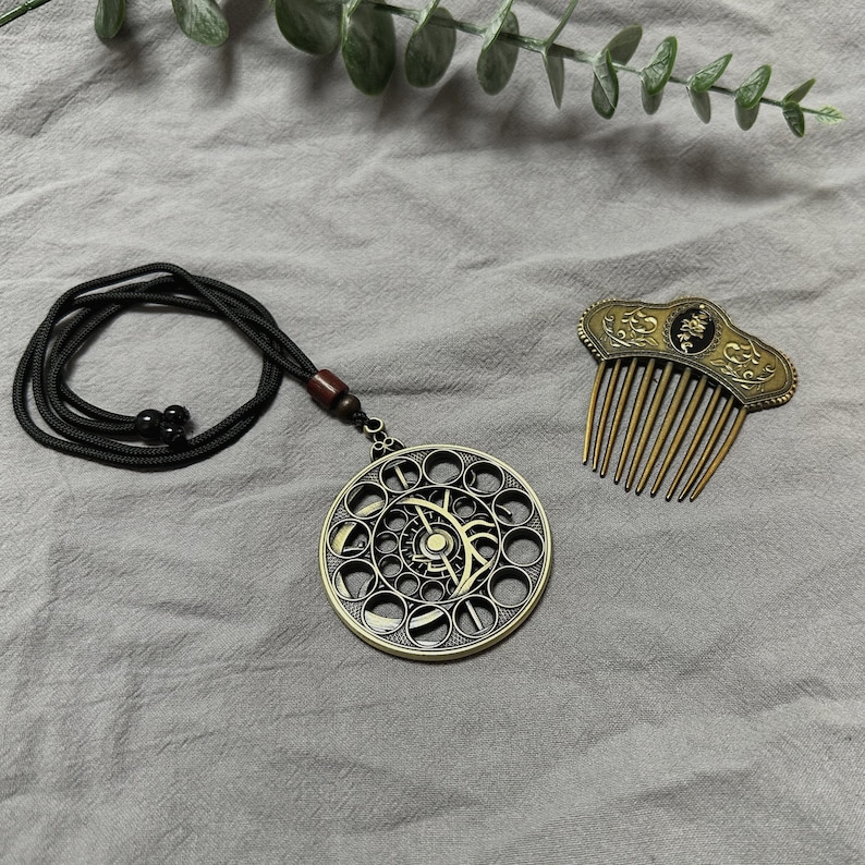 Collana con orologio astrale del Vecchio Cacciatore di Bloodborne e piccolo ornamento per capelli, artigianato in metallo, regalo di compleanno immagine 1