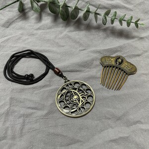 Collana con orologio astrale del Vecchio Cacciatore di Bloodborne e piccolo ornamento per capelli, artigianato in metallo, regalo di compleanno immagine 2