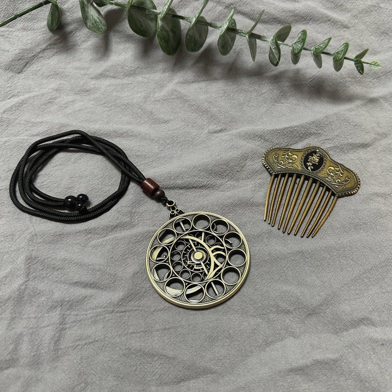 Collana con orologio astrale del Vecchio Cacciatore di Bloodborne e piccolo ornamento per capelli, artigianato in metallo, regalo di compleanno immagine 2