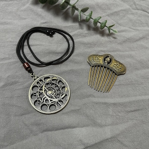 Collana con orologio astrale del Vecchio Cacciatore di Bloodborne e piccolo ornamento per capelli, artigianato in metallo, regalo di compleanno immagine 6