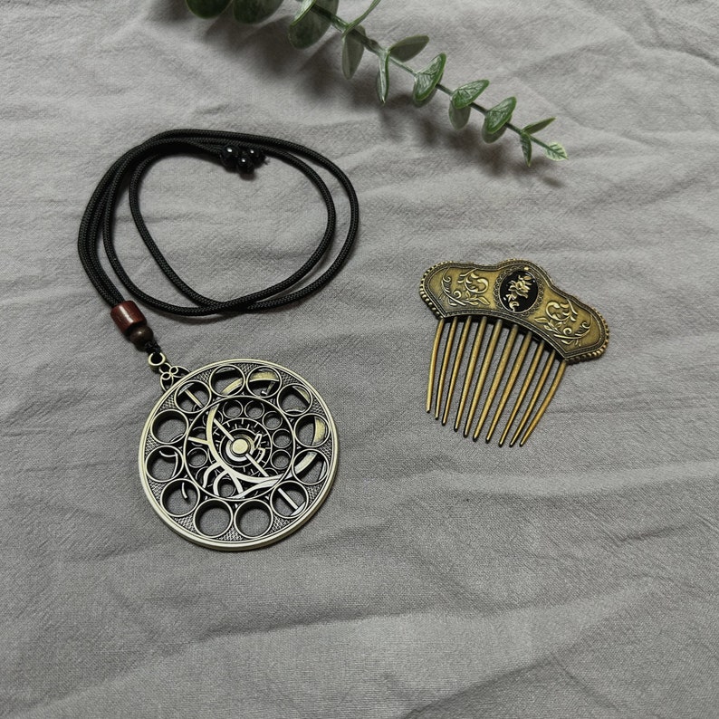 Collana con orologio astrale del Vecchio Cacciatore di Bloodborne e piccolo ornamento per capelli, artigianato in metallo, regalo di compleanno immagine 6