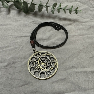 Collana con orologio astrale del Vecchio Cacciatore di Bloodborne e piccolo ornamento per capelli, artigianato in metallo, regalo di compleanno Astral Clock