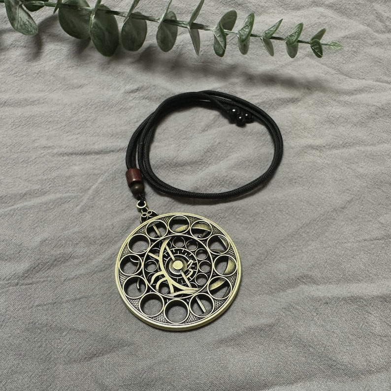 Collana con orologio astrale del Vecchio Cacciatore di Bloodborne e piccolo ornamento per capelli, artigianato in metallo, regalo di compleanno Astral Clock