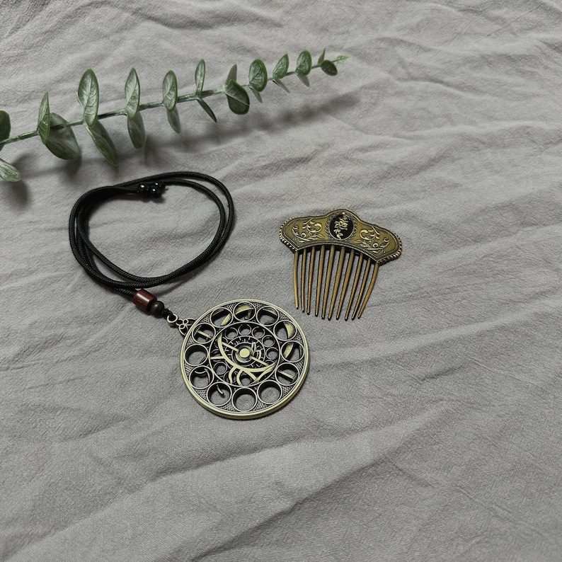 Collana con orologio astrale del Vecchio Cacciatore di Bloodborne e piccolo ornamento per capelli, artigianato in metallo, regalo di compleanno immagine 7