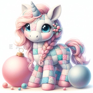 Puede incluir: Un unicornio de patchwork con una melena y cola rosa y azul, de pie junto a un adorno navideño rosa y un adorno azul.