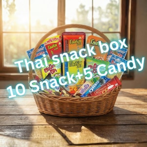 Könnte beinhalten: Ein geflochtener Korb gefüllt mit verschiedenen thailändischen Snacks und Süßigkeiten. Der Korb enthält bunte Verpackungen in verschiedenen Größen und Formen, mit thailändischem Text. Der Text "Thai snack box 10 Snack+5 Candy" ist überlagert.
