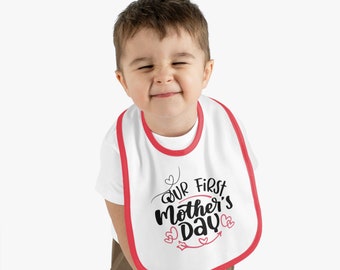 Onze 1e Moederdag slabbetje, baby jersey slabbetje, nieuwe babycadeaus, peuterslabbetje, babyslabbetje, coole babycadeautjes, schattige babykleding, babymeisje/jongenslabbetjes