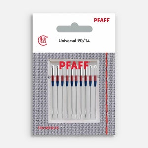 Puede incluir: Un paquete de diez agujas para máquina de coser Pfaff Universal 90/14. Las agujas son plateadas con detalles rojos y azules. El paquete tiene el logotipo de Pfaff y el texto "Universal 90/14". El embalaje es blanco con una textura tejida gris.